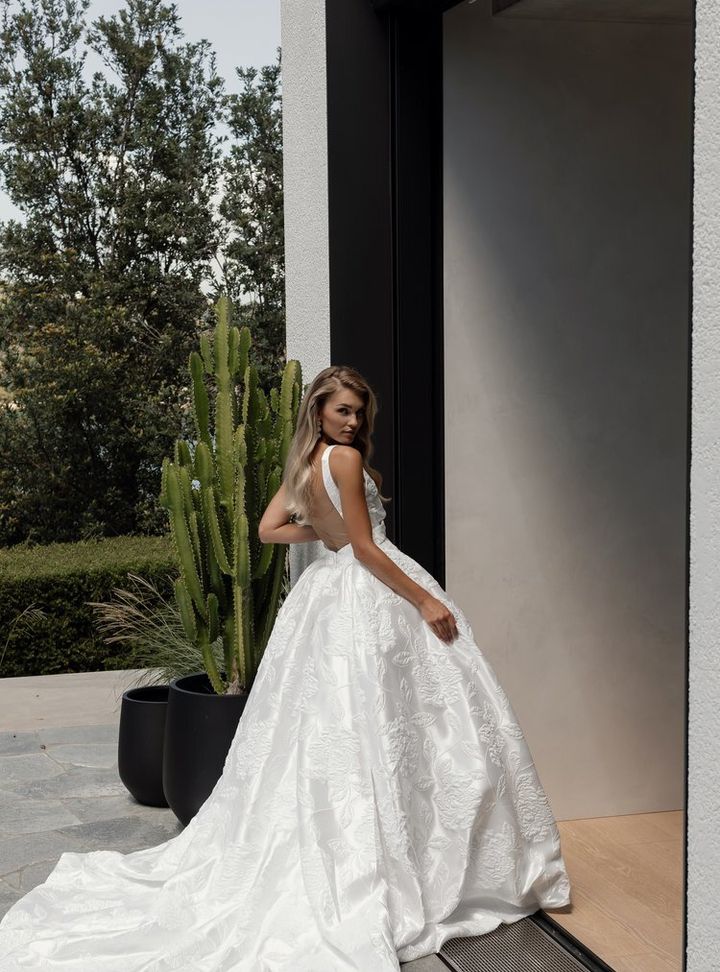 2025 La Premiere Bridal -12-25 Prenses Kesim V Yaka Modern Gelinlik