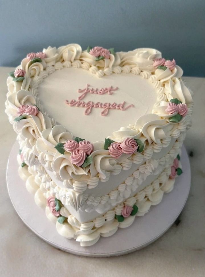 Kalp Formlu Güllü Nişan Pastası
