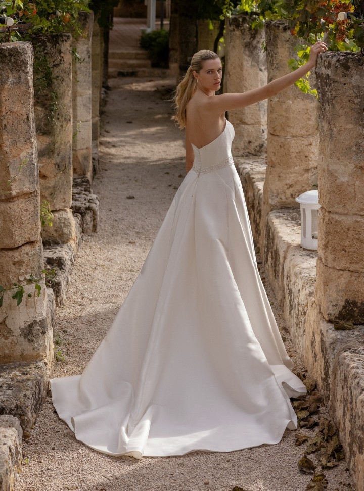 2026 Modeca Gelinlik 213-26 Prenses Kesim Straplez Sırt Dekolteli Gelinlik