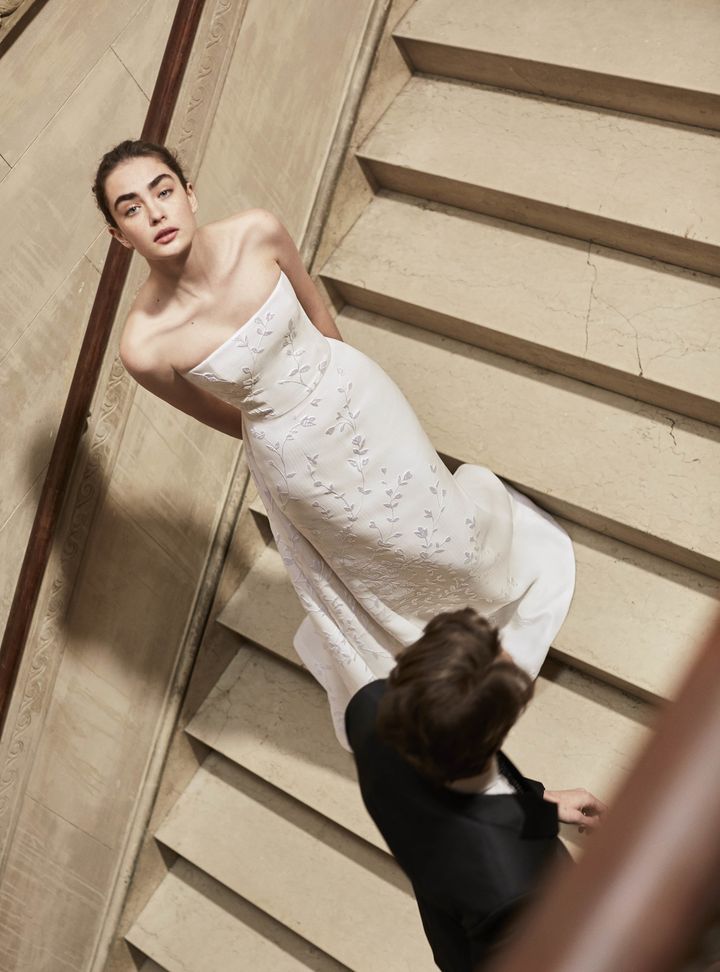 Carolina Herrera Çiçek Detaylı Düz Kesim Gelinlik Modeli