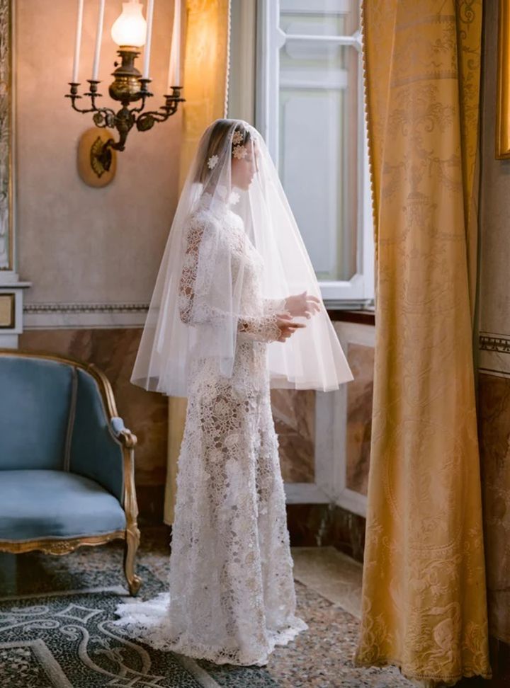 2025 Monique Lhuillier Düz Kesim Gelinlik