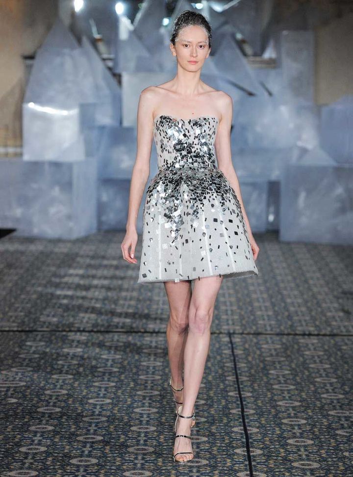 Mira Zwillinger Metalik İşlemeli Kısa Gelinlik