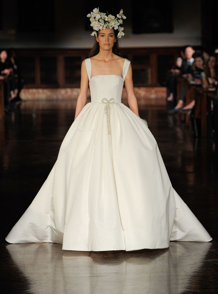 Reem Acra Kare Yaka Gelinlik Modeli