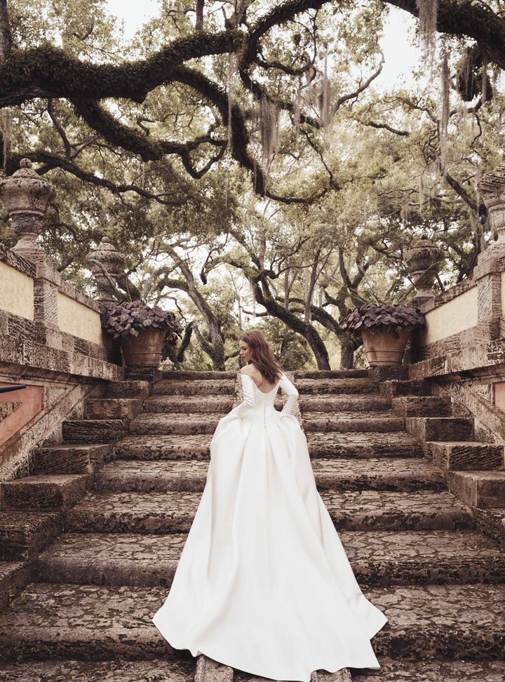 Monique Lhuillier Uzun Kollu Sade Gelinlik