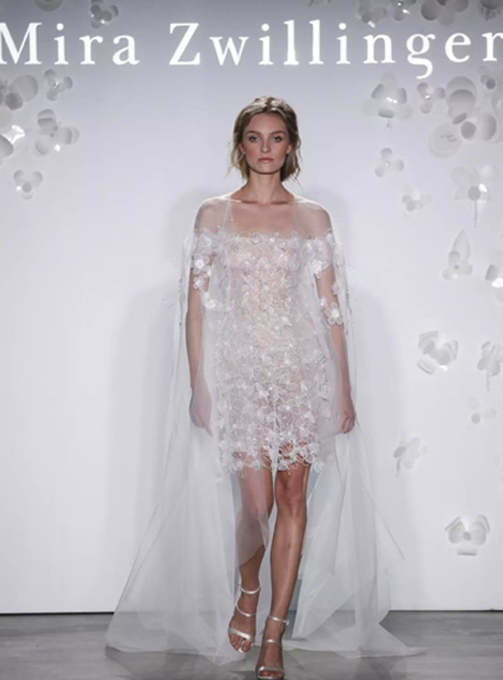 Mira Zwillinger Tül Pelerinli Kısa Gelinlik