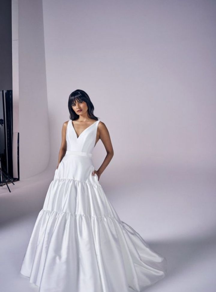 Suzanne Neville V Yaka Gelinlik