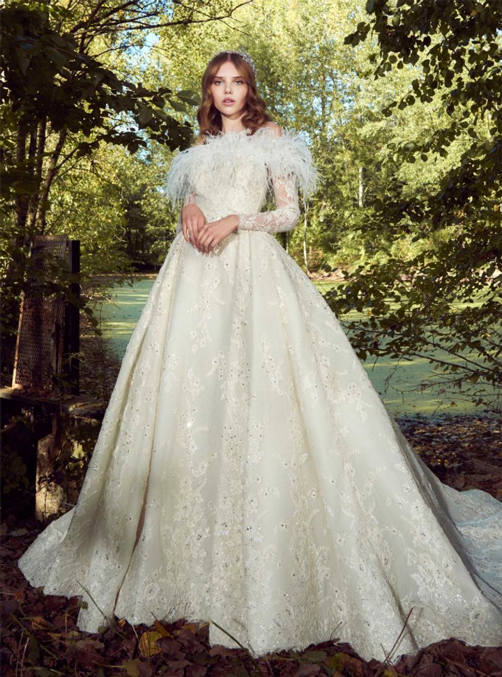 Zuhair Murad Düşük Omuz Tüylü Gelinlik