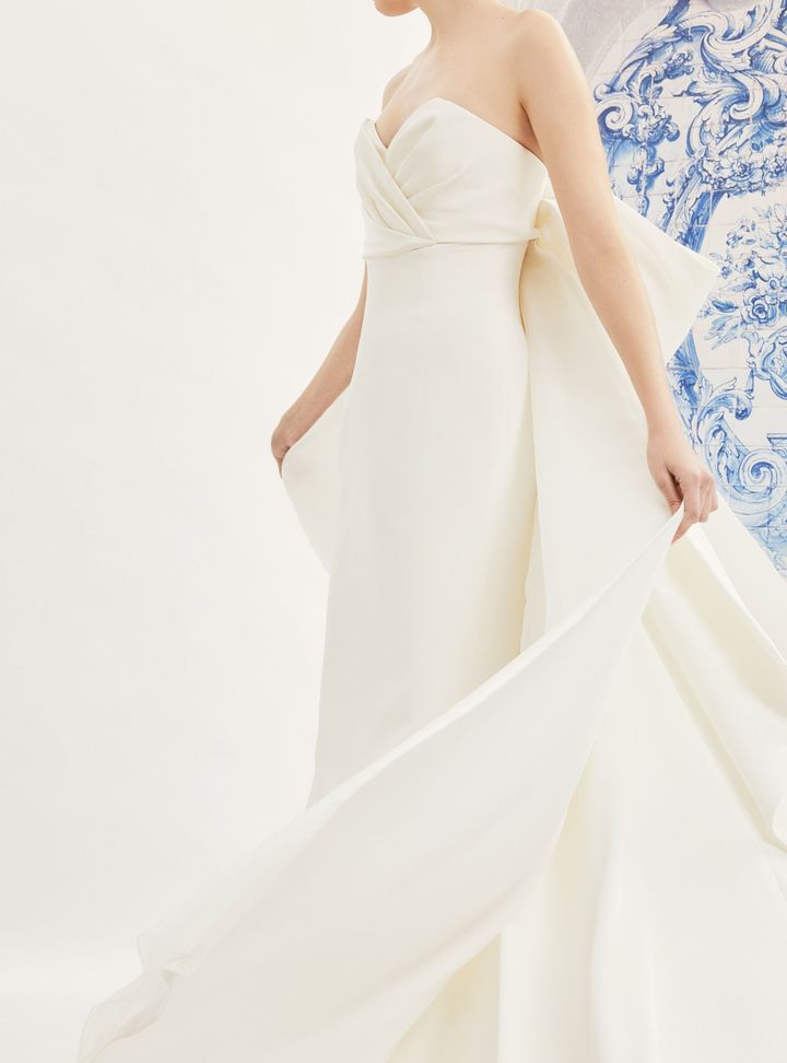 Carolina Herrera Anvelop Yaka Gelinlik Modeli