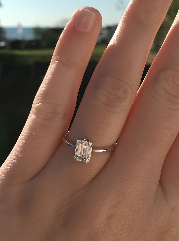 İnce Bantlı Emerald Pırlanta Tektaş