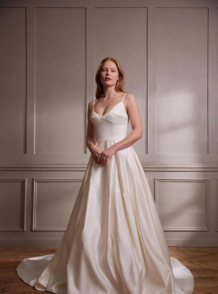 2025 Savannah Miller -8-25 A Kesim V Yaka Modern Gelinlik