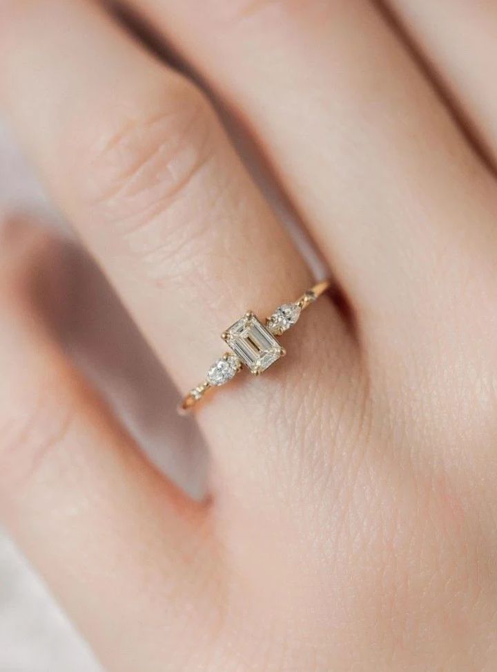 Yan Taşlı Emerald Kesim Yüzük