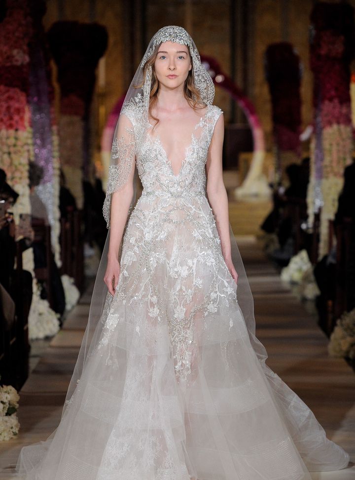 Reem Acra Derin V Yakalı Gelinlik