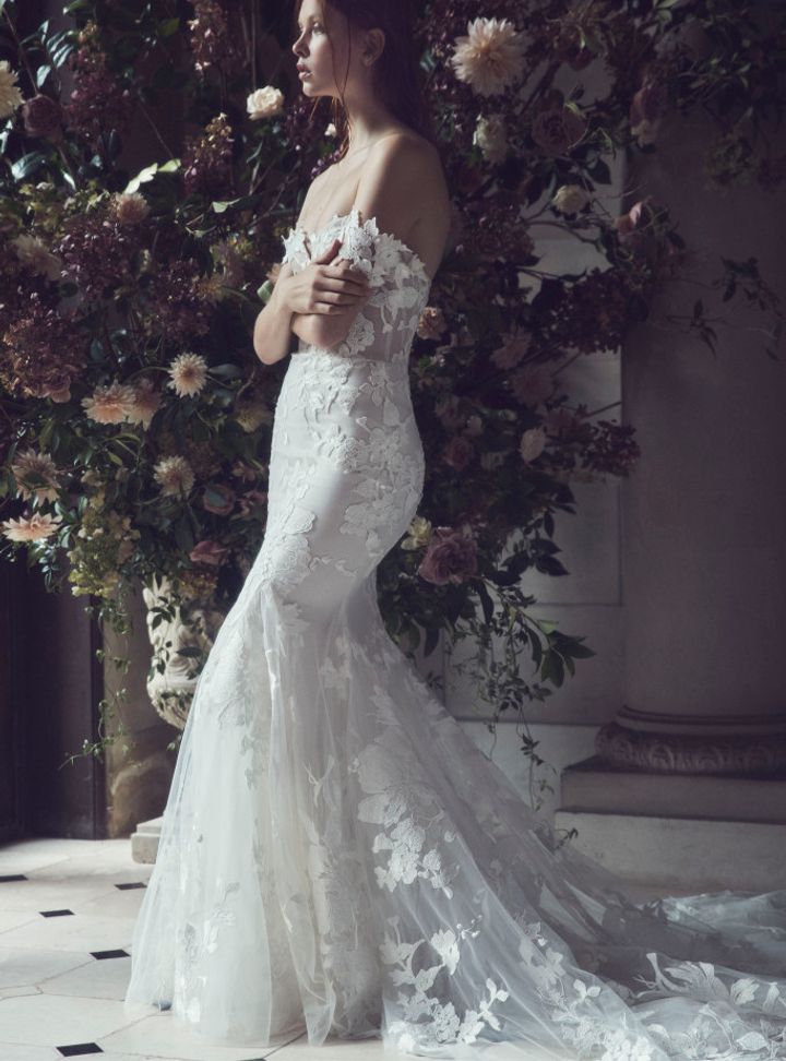 Monique Lhuillier Düşük Kollu Balık Kesim Gelinlik Balık Kesim Düşük Omuz Göğüs Dekolteli Gelinlik