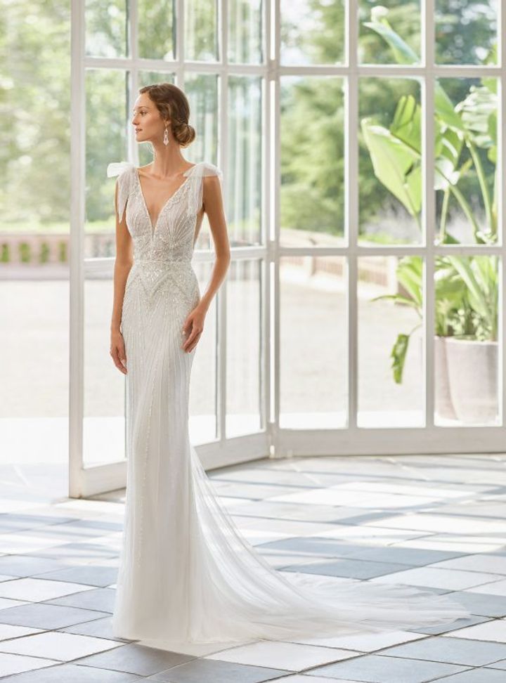 Derin V Yaka İddialı Gelinlik Modeli