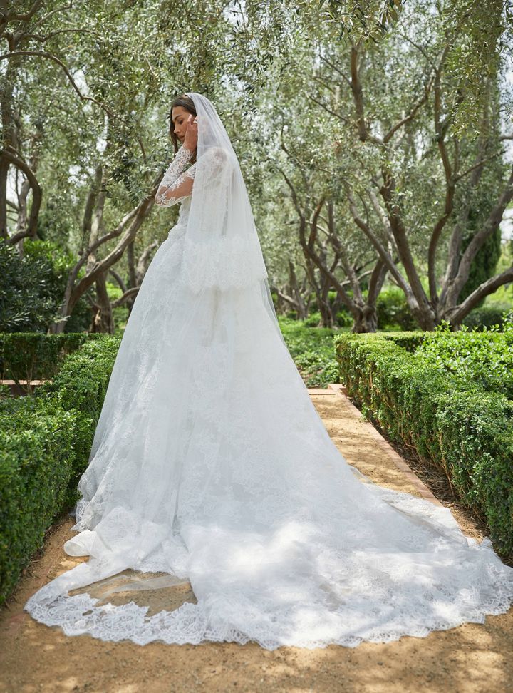 Monique Lhuillier Uzun Kollu Gelinlik