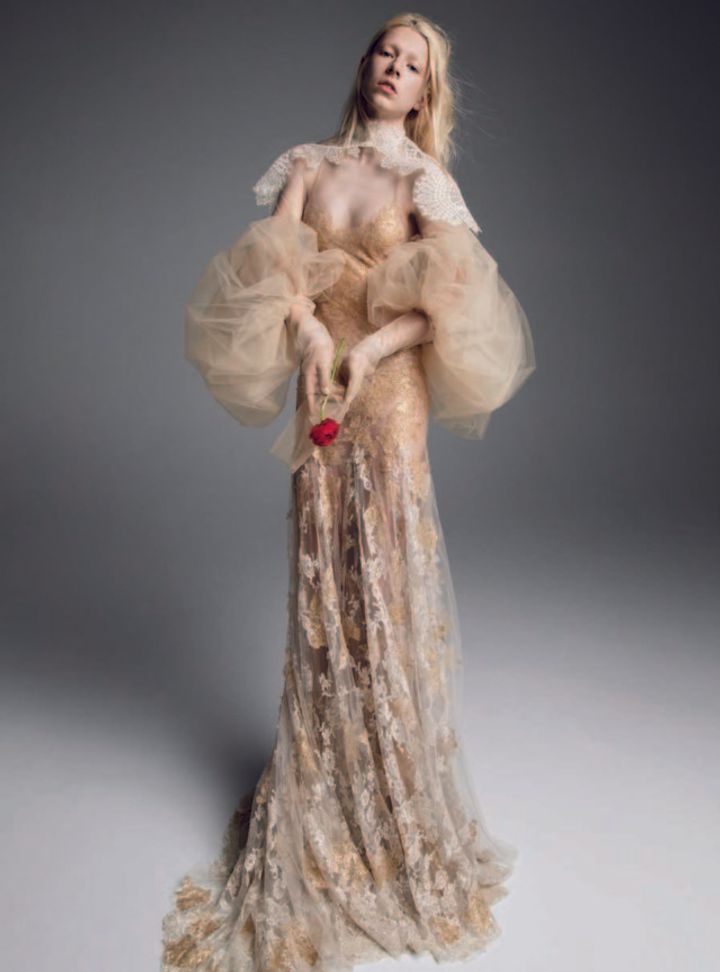 Vera Wang Dantel Yakalı Renkli Gelinlik