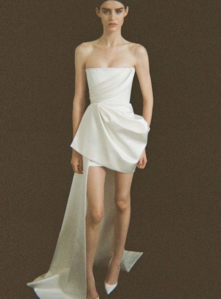 Straplez Yaka Mini Gelinlik Modeli