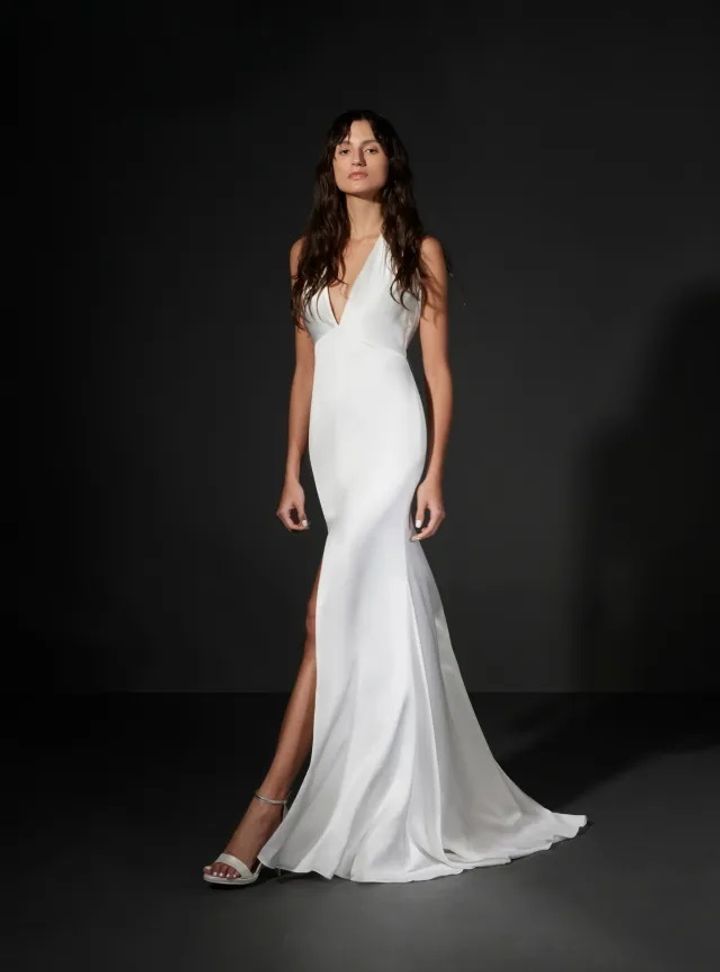 2025 Vera Wang V Yaka Yırtmaçlı Gelinlik