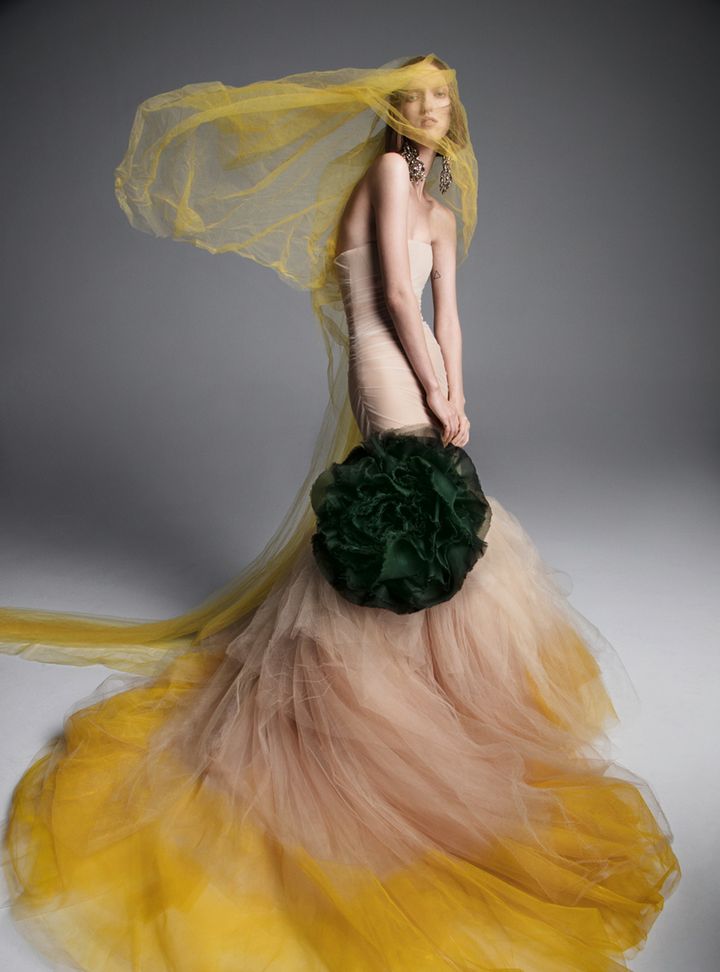 Vera Wang Sarı Duvaklı Renkli Gelinlik Balık Kesim Straplez Modern Gelinlik