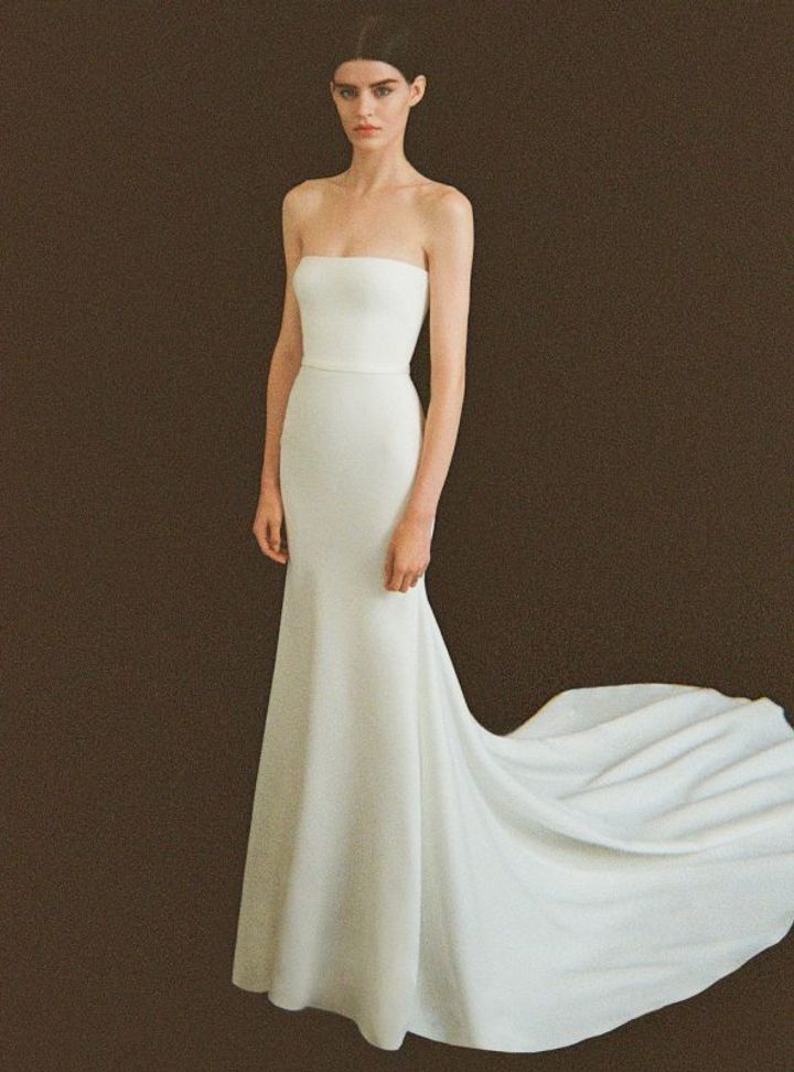 Straplez Yaka Kuyruklu Gelinlik Modeli