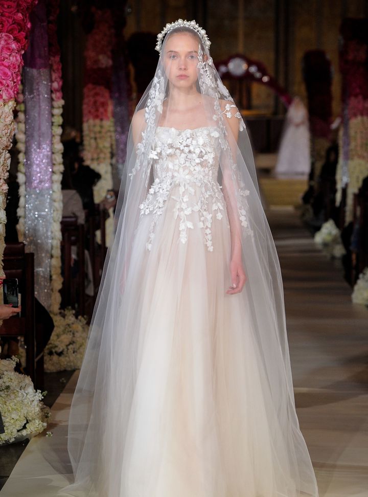 Reem Acra Güpürlü Gelinlik A Kesim Straplez Göğüs Dekolteli Gelinlik