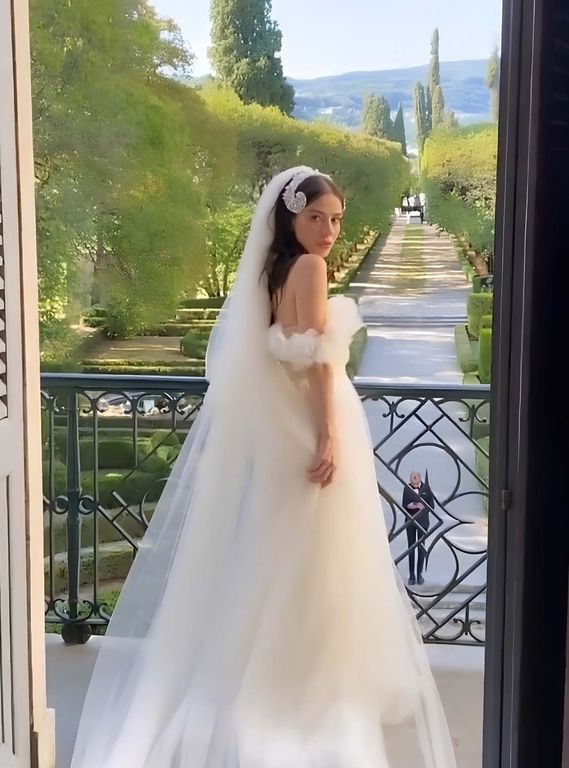 Özge Gürel Gelinlik Modeli 2