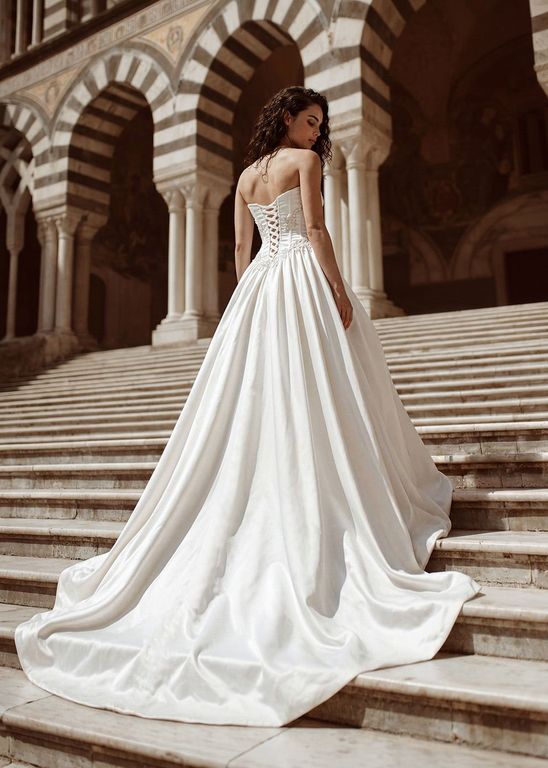 Straplez Yaka Çiçek İşlemeli Saten Gelinlik 2