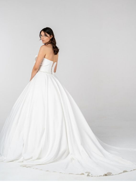Strapless Saten Çiçek Detaylı Gelinlik 2