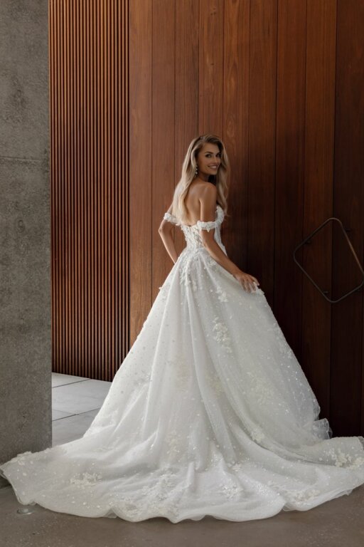 2025 La Premiere Bridal Çiçekli V Yaka Gelinlik - 4