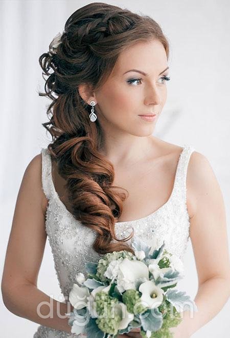 Yandan Toplanmış Gelin Saçı Modeli