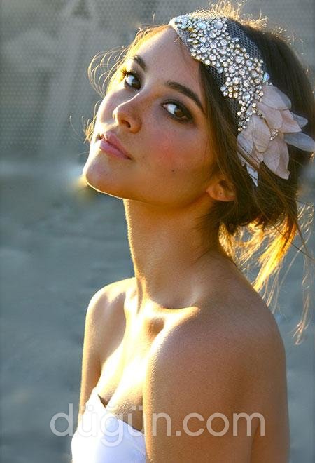 Taşlı Saç Bantlı Gelin Saçı Modeli