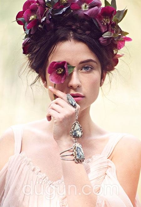 Bordo Çiçekli Gelin Saçı Modeli