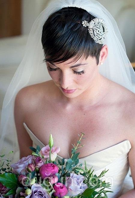 Taçlı ve Kısa Gelin Saçı Modeli