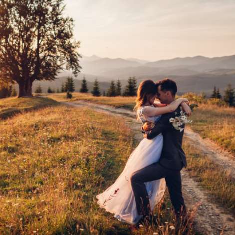 Türkiye’nin en hızlı büyüyen dijital şirketlerinden biriyiz. Bugün 100 kişilik ekibimiz ile düğün sektörüne hızlı ve kalıcı çözümler sunuyoruz.<br/>
        Bu nedenle her ay yaklaşık 2 milyon kişi Düğün.com’u kullanıyor. Sadece Türkiye’de değil, Kanada, Avustralya, Almanya ve MENA bölgesinde de çiftleri evlendiriyoruz. Kendi alanında dünyanın en büyük ikinci internet sitesiyiz!